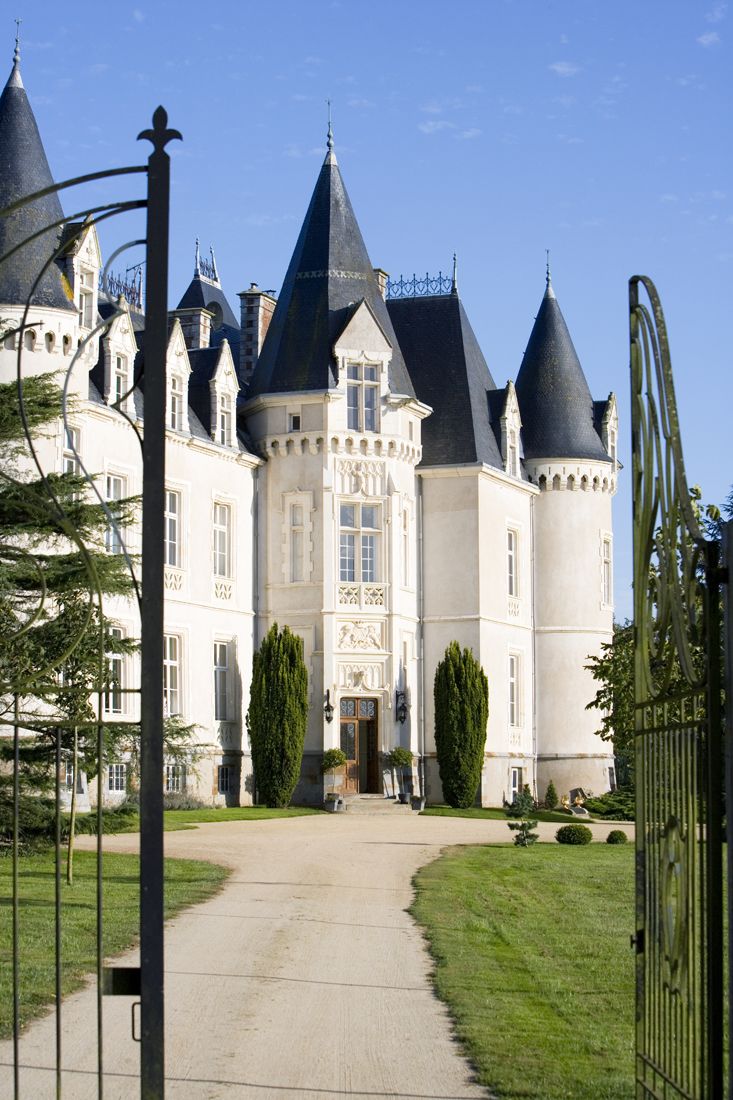 Château des Tesnières front gates